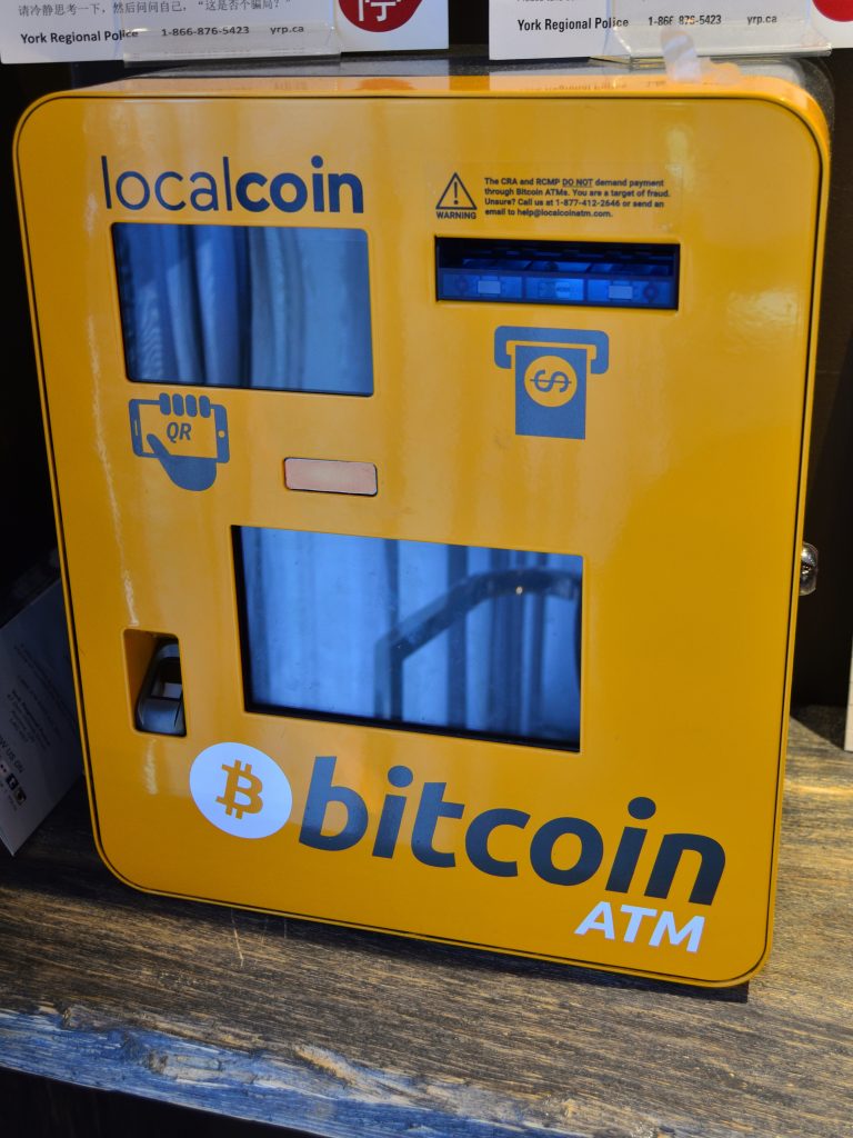 Cajero automático Bitcoin naranja con el logotipo de Bitcoin